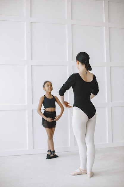 . Enfant En Cours De Danse Avec Tétine