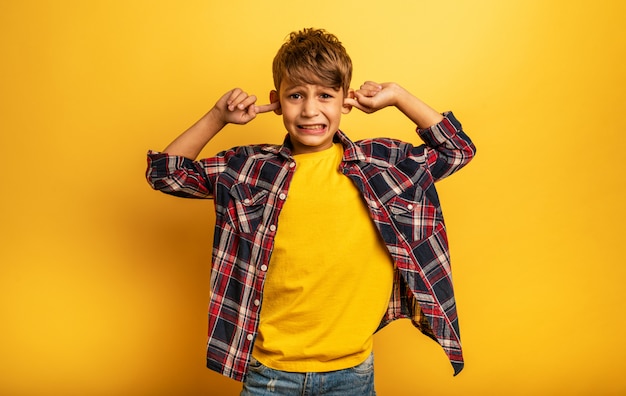 Photo enfant couvrant ses oreilles