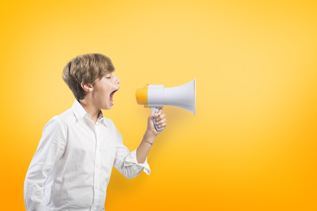 Enfant criant sur le mégaphone sur jaune