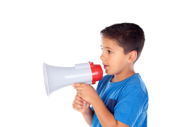 Enfant criant à travers un mégaphone