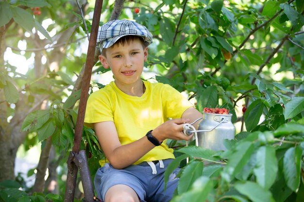 L'enfant cueille des cerises dans le jardin