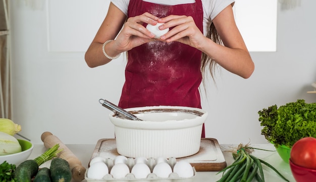 Enfant avec une cuisine de pâte à œufs