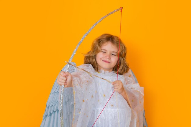 Enfant cupidon tenir arc et flèche saint valentin petit cupidon ange enfant avec des ailes studio portrait de
