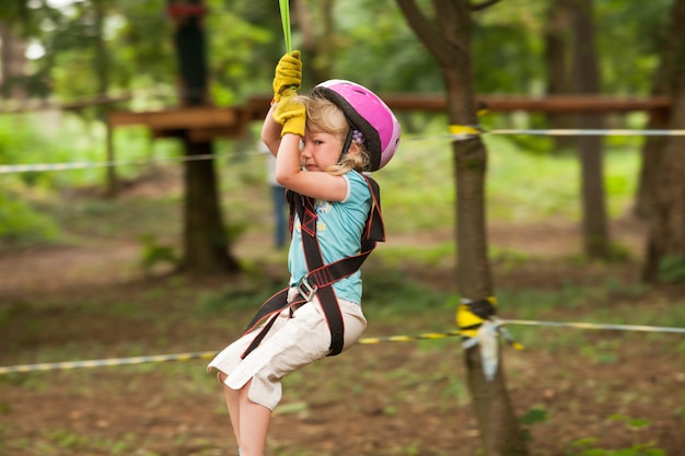 Enfant dans une aire de jeux d'aventure