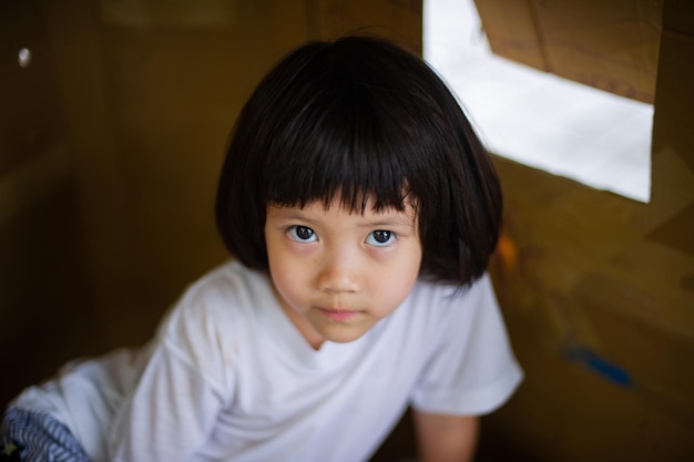 Enfant dans la boîte de livraison caché kidxA