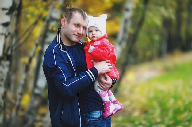 Enfant dans les bras du père de l'homme