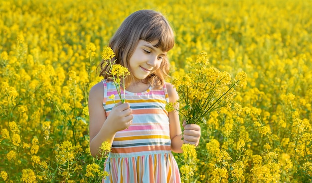 Un enfant dans un champ jaune, la moutarde fleurit