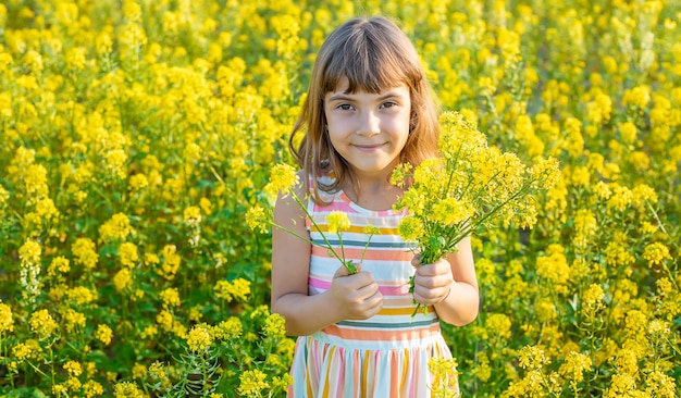 Un enfant dans un champ jaune, la moutarde fleurit