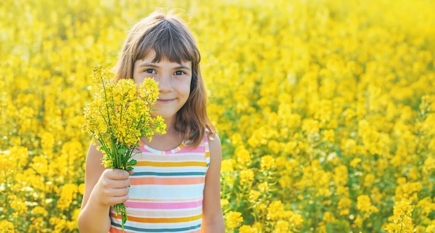 Un enfant dans un champ jaune, la moutarde fleurit