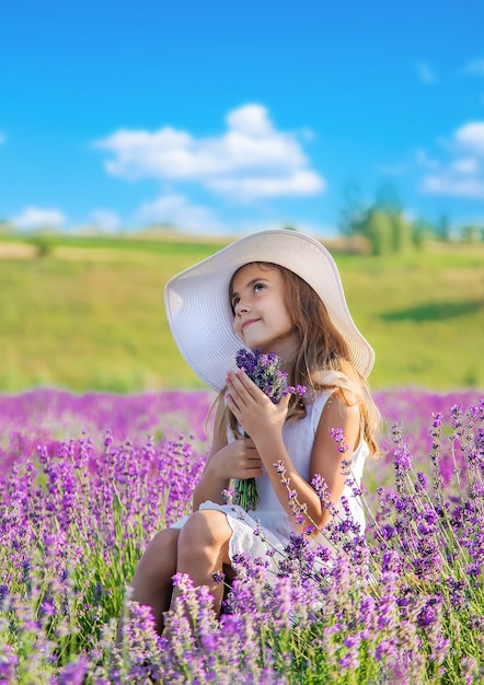 Un enfant dans un champ de lavande. Mise au point sélective. La nature.