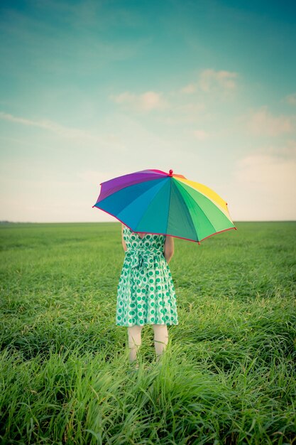 Enfant dans le champ de printemps