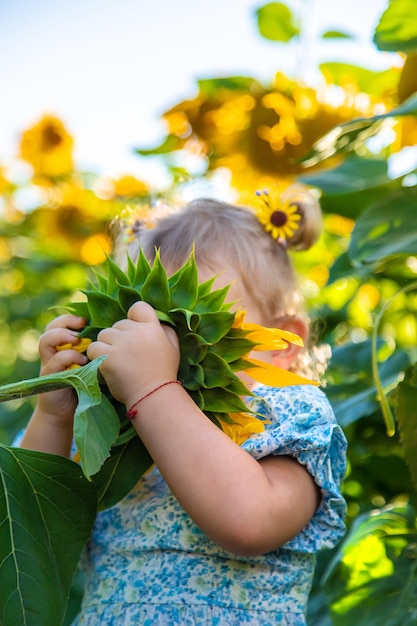 Un enfant dans un champ de tournesols Ukraine Mise au point sélective