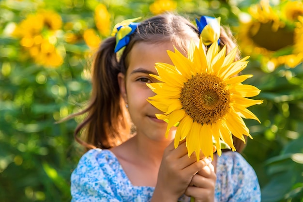 Un enfant dans un champ de tournesols Ukraine Mise au point sélective