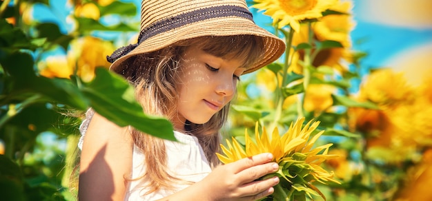 Un enfant dans un champ de tournesols.