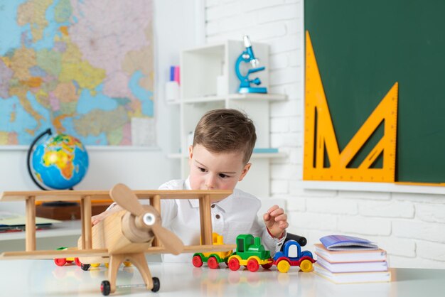 Enfant dans l'enseignement à domicile garçon mignon à l'école primaire