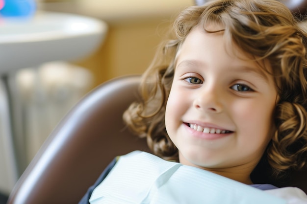 Photo un enfant dans un fauteuil dentaire souriant après un examen