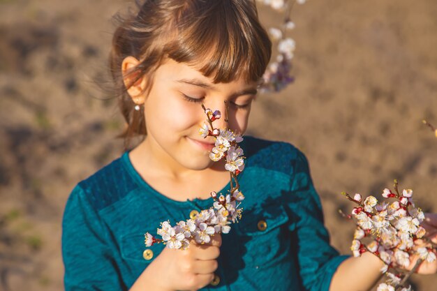 Un enfant dans le jardin d'arbres en fleurs