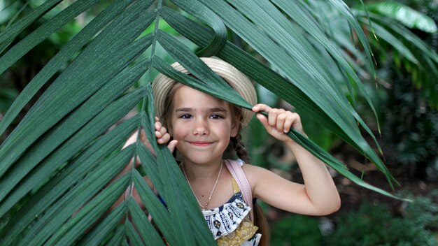 Enfant dans un jardin tropical