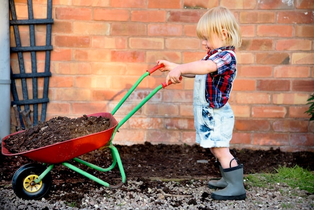 Enfant dans le jardin