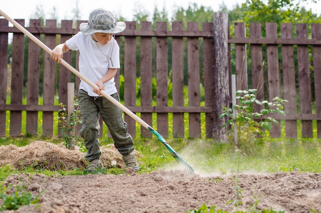 Enfant dans le jardin