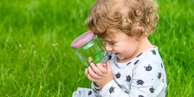 Enfant dans la nature avec un lézard Mise au point sélective