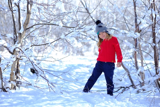 Enfant dans un paysage enneigé