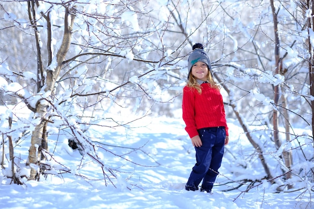 Enfant dans un paysage enneigé