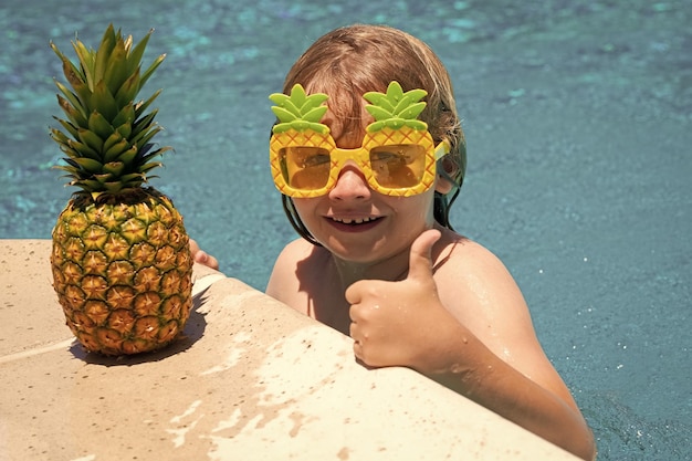 Enfant dans la piscine Activité pour enfants d'été Mode de vie sain