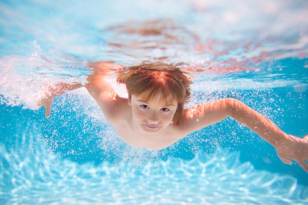 Enfant dans la piscine en été jour enfant garçon nager sous l'eau sur la plage sur la mer en été bleu océan wat