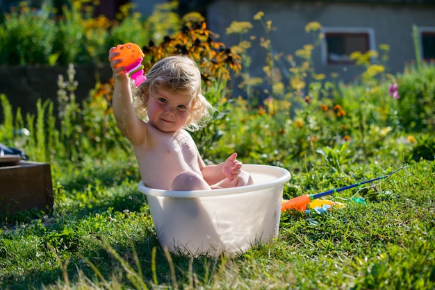 Enfant dans la piscine