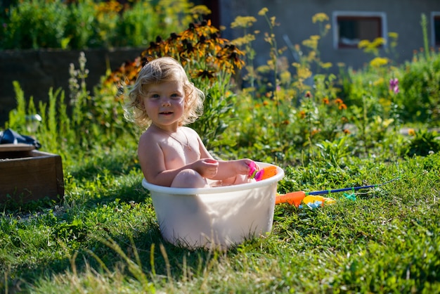 Enfant dans la piscine