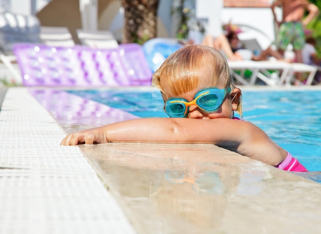 Enfant dans une piscine