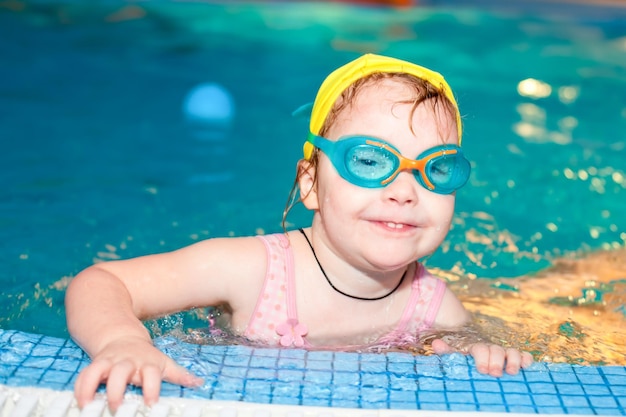 Enfant dans une piscine