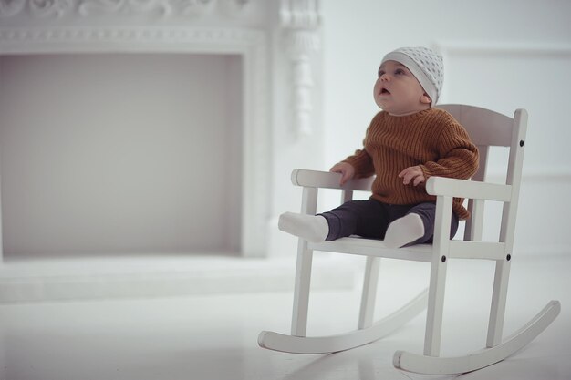 enfant dans un pull chaud enfant garçon / vêtements de saison portrait, pull tricoté chaud sur un enfant, portrait d'automne