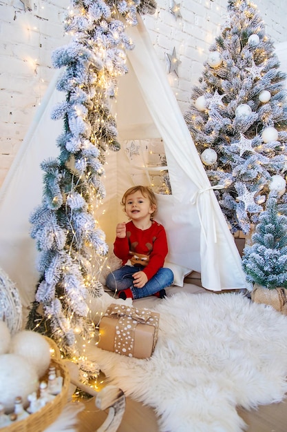 Enfant dans sa chambre décor noël mise au point sélective