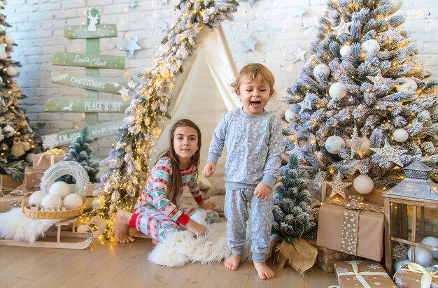 Enfant dans sa chambre décor noël mise au point sélective