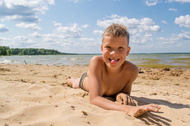 Enfant dans le sable sur la plage.