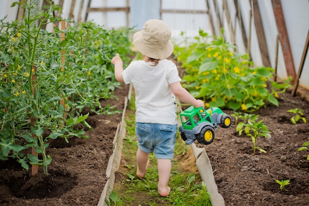 Enfant dans la serre