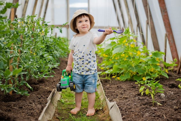 Enfant dans la serre