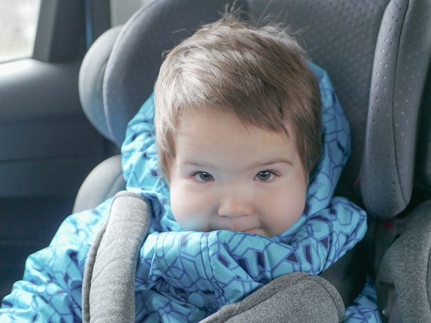 Enfant dans un siège d'auto. Sécurité des enfants dans le siège d'auto pour enfant pendant le sommeil.