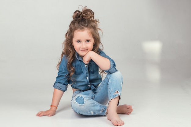 L'enfant dans le Studio posant dans des vêtements à la mode