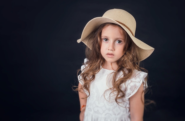 L'enfant dans le Studio posant dans des vêtements à la mode