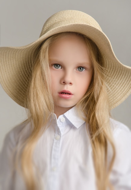 L'enfant dans le Studio posant dans des vêtements à la mode