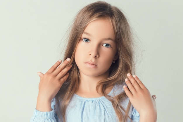 L'enfant dans le Studio posant dans des vêtements à la mode