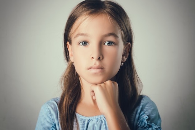 L'enfant dans le Studio posant dans des vêtements à la mode