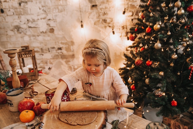 Enfant décorant des biscuits de Noël de Noël