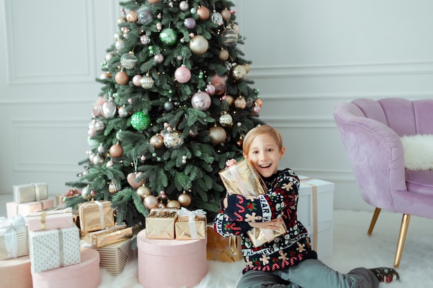 enfant décore bénéficie d'un cadeau de Noël