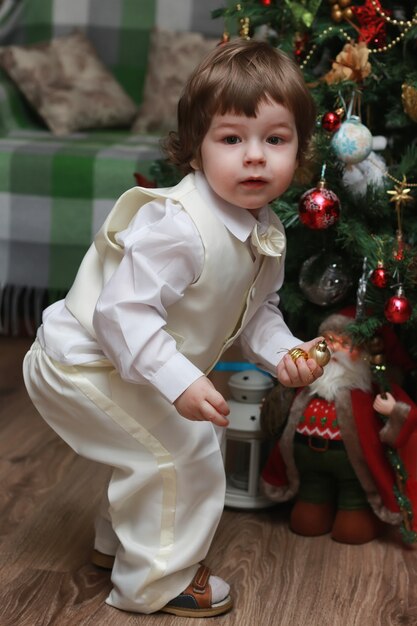 Enfant décorer le jouet d'arbre de Noël