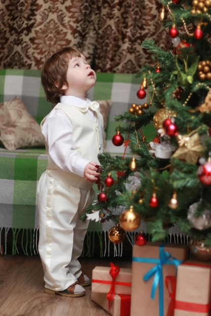 Enfant décorer le jouet d'arbre de Noël