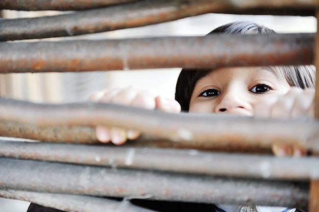 Enfant derrière les barreaux